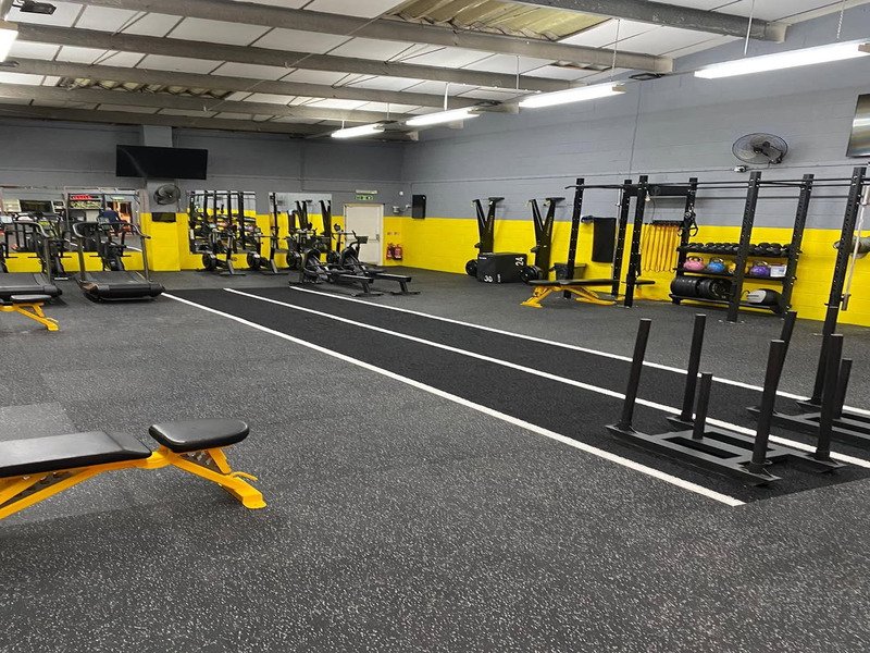 Professionele installateurs leggen een rol Hyrox graszoden neer